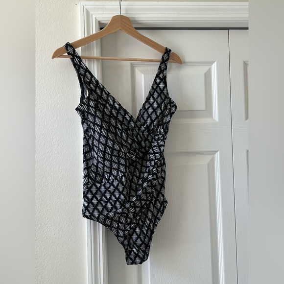 Miracle suit Oceanus One-Piece Swimsuit Womens 
Size 12 Tummy Control - Picture 3 of 6